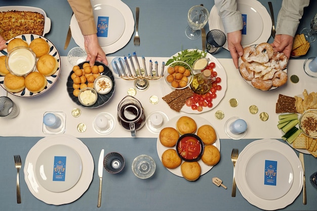 Mesa con platos compartidos